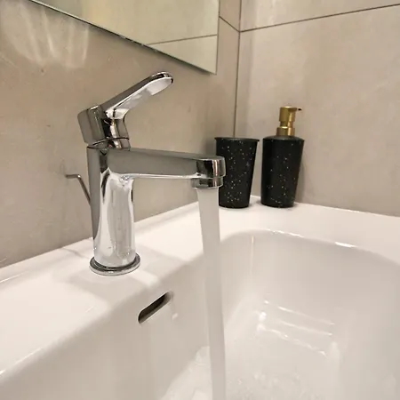 Modern & Stylish Pool 5 Min To & Mymall Apartmán *