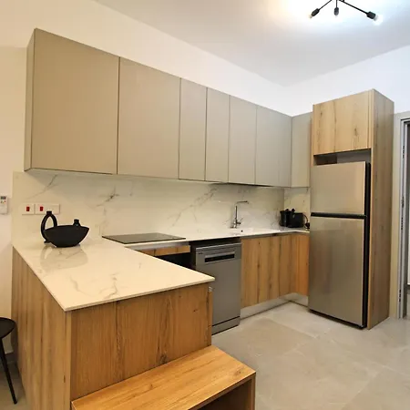 Modern & Stylish Pool 5 Min To & Mymall Apartment *