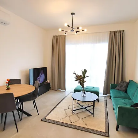 Modern & Stylish Pool 5 Min To & Mymall Apartment Limassol