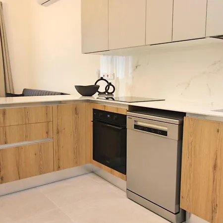 Modern & Stylish Pool 5 Min To & Mymall Appartement