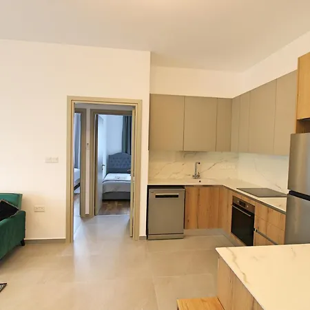 Modern & Stylish Pool 5 Min To & Mymall Apartment
